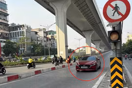 Liên tục có xe hơi đi lùi trên đường vành đai 2 Hà Nội