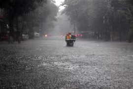 Vinh - Nghệ An ngập sâu, nhiều xe chết máy chỉ sau 1 cơn mưa