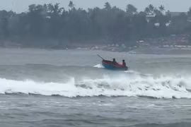 Phớt lờ lệnh cấm, người dân vẫn liều mình ra khơi trong mưa bão