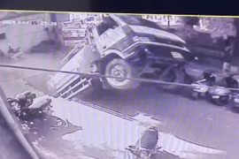 Tài xế thoát chết gang tấc khi hố tử thần nuốt chửng xe tải