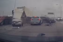 Mất phanh đột ngột, xe tải gây ra tai nạn liên hoàn