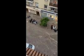 Đường phố của Pháp thất thủ vì nước lũ tấn công