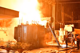  Cháy trạm biến áp tại Tiền Giang, lửa bùng lớn như bom nổ