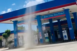 Xuất hiện lốc xoáy cao 50m trước cây xăng ở Hà Tĩnh