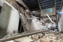 Sập nhà ngay trung tâm TPHCM, một công nhân bị thương nặng