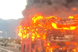 Xe khách cháy rụi trên cao tốc Cam Lâm - Vĩnh Hảo