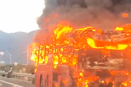 Xe khách cháy rụi trên cao tốc Cam Lâm - Vĩnh Hảo