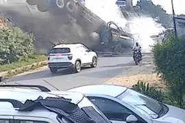 Xe đầu kéo đâm gãy lan can cao tốc, đè bẹp máy cày