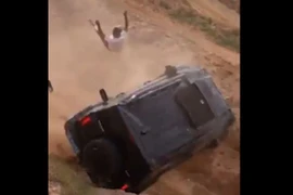 Ô tô lộn nhiều vòng lăn xuống dốc, tài xế văng ra khỏi xe
