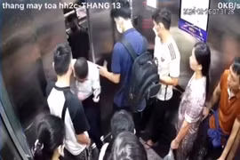 Giây phút thoát nạn của cư dân khi thang máy rơi