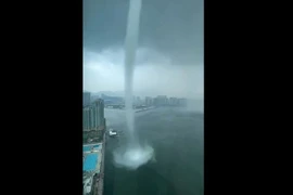 Thót tim vòi rồng khổng lồ cao hàng trăm mét hút nước trên biển