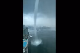 Thót tim vòi rồng khổng lồ cao hàng trăm mét hút nước trên biển