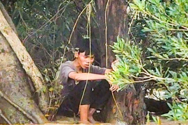 Khả năng sinh tồn thần kỳ của thanh niên kẹt giữa lũ 9 ngày