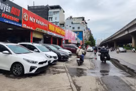 Vỉa hè đường Nguyễn Xiển bị 'cày' nát, showroom ô tô chiếm dụng 