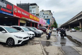 Vỉa hè đường Nguyễn Xiển bị 'cày' nát, showroom ô tô chiếm dụng 