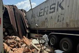 Xe container đâm nát nhà dân, tài xế tử vong 