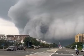Mây “sóng thần” cuồn cuộn ở Bình Dương gây hoang mang