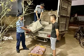 Phát hiện gần 1 tấn chân gà đông lạnh không rõ nguồn gốc