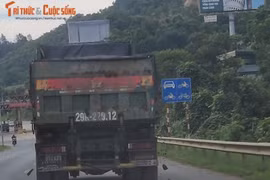 Nhiều xe chở đá quá tải trọng, rơi vãi ở đường Hòa Lạc - Hòa Bình