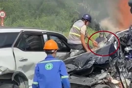 Những 'người hùng' cứu tài xế kẹt trong ô tô sắp cháy 