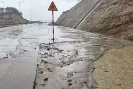 Bùn tràn xuống đường vành đai nghìn tỉ ở Đà Nẵng