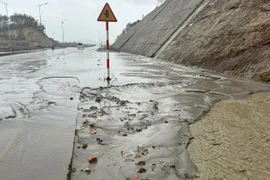 Bùn tràn xuống đường vành đai nghìn tỉ ở Đà Nẵng