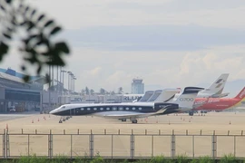 5 'chuyên cơ tỷ phú' đậu ở sân bay, người dân Đà Nẵng tò mò ngắm 