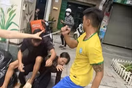 Tài xế ô tô dùng hung khí và đánh nhiều người 