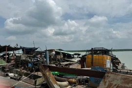 Phát hiện các đối tượng 'làm liều' trên hồ Dầu Tiếng