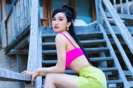 Vợ Minh Nhựa mặc đồ xuyên thấu gây sốt 