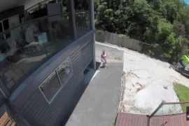 Người phụ nữ sốc khi thấy thứ rơi xuống từ phía trên cánh cửa