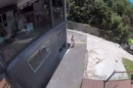 Người phụ nữ sốc khi thấy thứ rơi xuống từ phía trên cánh cửa