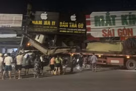 Xe đầu kéo lao thẳng vào nhiều nhà dân ven đường