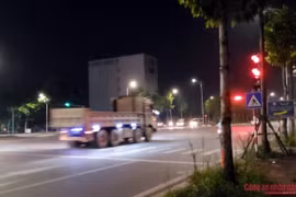 Hãi hùng cảnh 'hung thần' vượt đèn đỏ ở Hà Nội