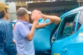 Điều tra nhóm người cầm 'hàng nóng' tấn công tài xế taxi 