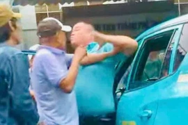 Điều tra nhóm người cầm 'hàng nóng' tấn công tài xế taxi 