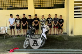 Nhóm đối tượng mang hung khí “diễu phố”, đánh người đi đường