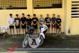 Nhóm đối tượng mang hung khí “diễu phố”, đánh người đi đường