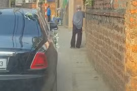 Phản ứng bất ngờ của đoàn đón dâu bị cụ ông chắn đường