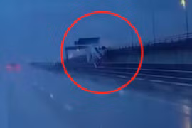 Xe tải đâm xuyên rào chắn, rơi khỏi cầu vượt từ độ cao 9m