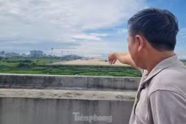 Người dân Đà Nẵng ngắm 'chuyên cơ tỷ phú' từ sân thượng