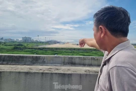 Người dân Đà Nẵng ngắm 'chuyên cơ tỷ phú' từ sân thượng