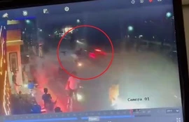 Ra giữa đường đốt pháo, người đàn ông bị ô tô tông tử vong