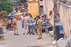 Căn hộ cạnh nhà bốc mùi, hàng xóm lập tức báo cảnh sát