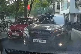 Xe hơi vượt ẩu trên đường hẹp, suýt va chạm với 2 xe khác