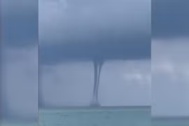 Vòi rồng kép hiếm gặp xuất hiện ngoạn mục tại Florida