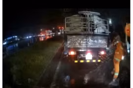 Nhân viên công ty công ích đập kính chiếu hậu xe taxi