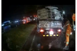 Nhân viên công ty công ích đập kính chiếu hậu xe taxi