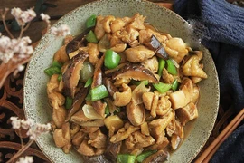 Gà kho với "hoàng hậu thực vật" không chỉ ngon còn bổ, cả nhà ăn cạn cả nồi vẫn thèm thuồng