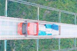 Lạ lùng cây cầu "mỏng như tờ giấy" độc nhất vô nhị Trung Quốc